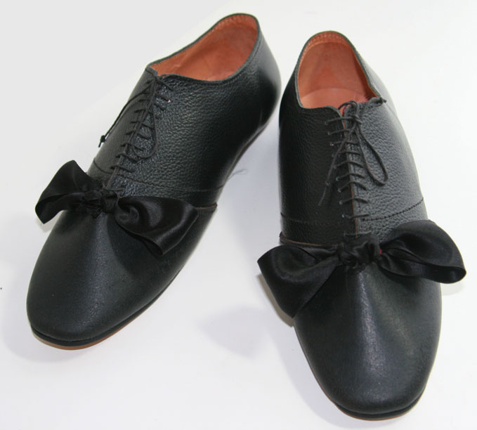 Mary ann, low shoe with removable tie.