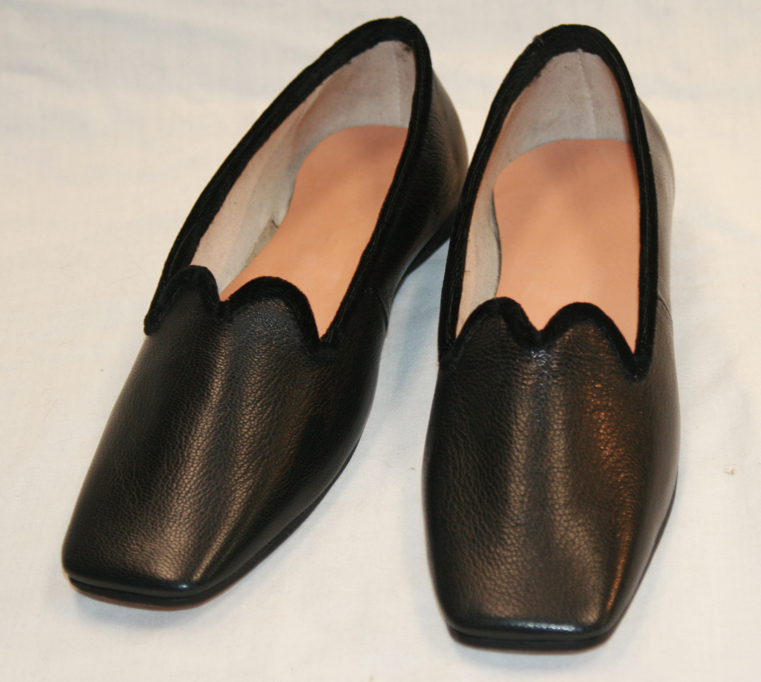 "Seconds" Size 8 Black Ladies Velvet Trimmed Low Shoe