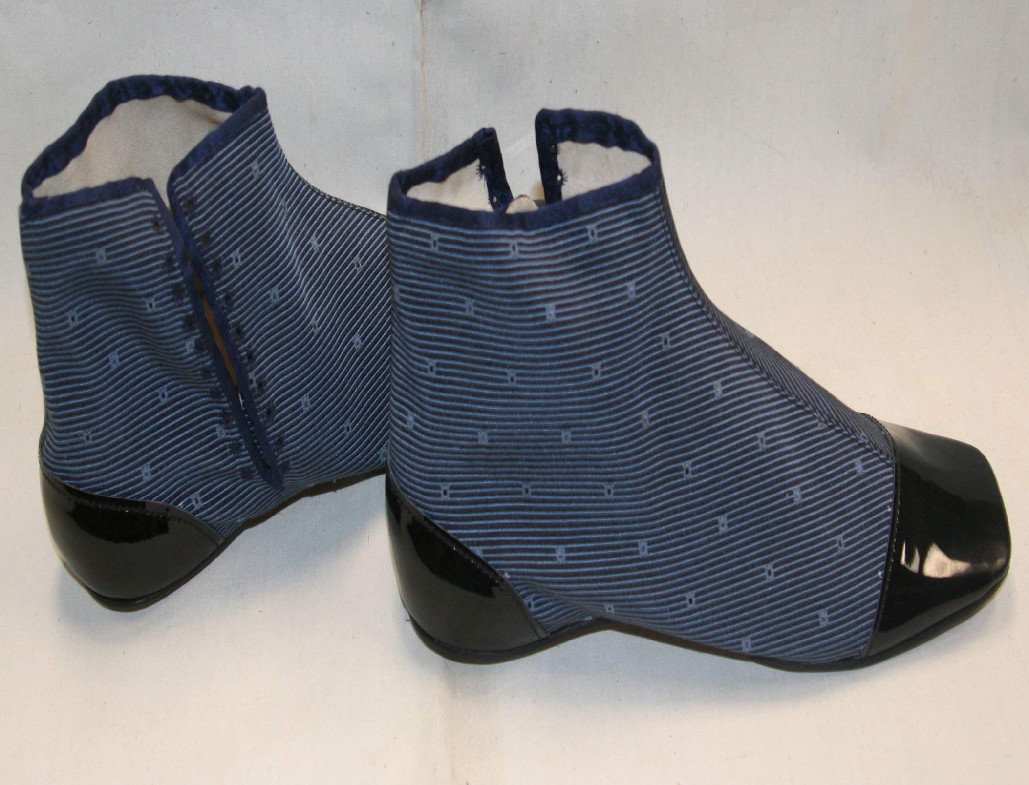 Blue dotted side lacers size 10